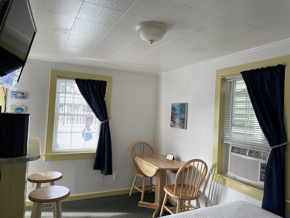 Cabin A – 2 room kitchenette w/fenced in patio