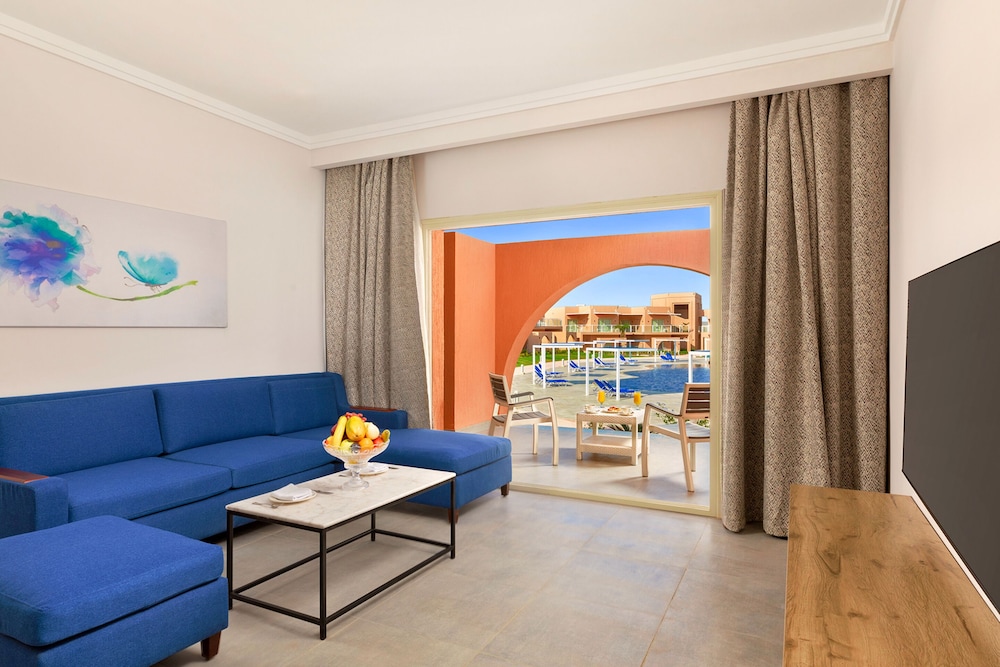Family Triple Room, Pool View - Photo 4