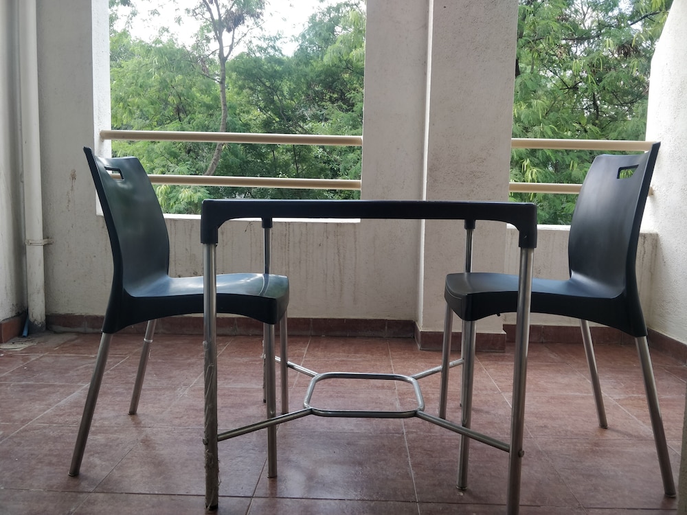 Deluxe Double Room with Balcony - Photo 11