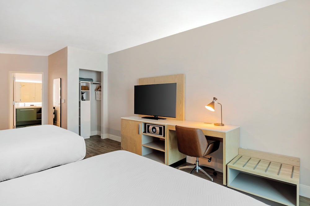 Room, 2 Queen Beds, Accessible (Comm, Mobility, Access Tub, W/Daybed) - Photo 8