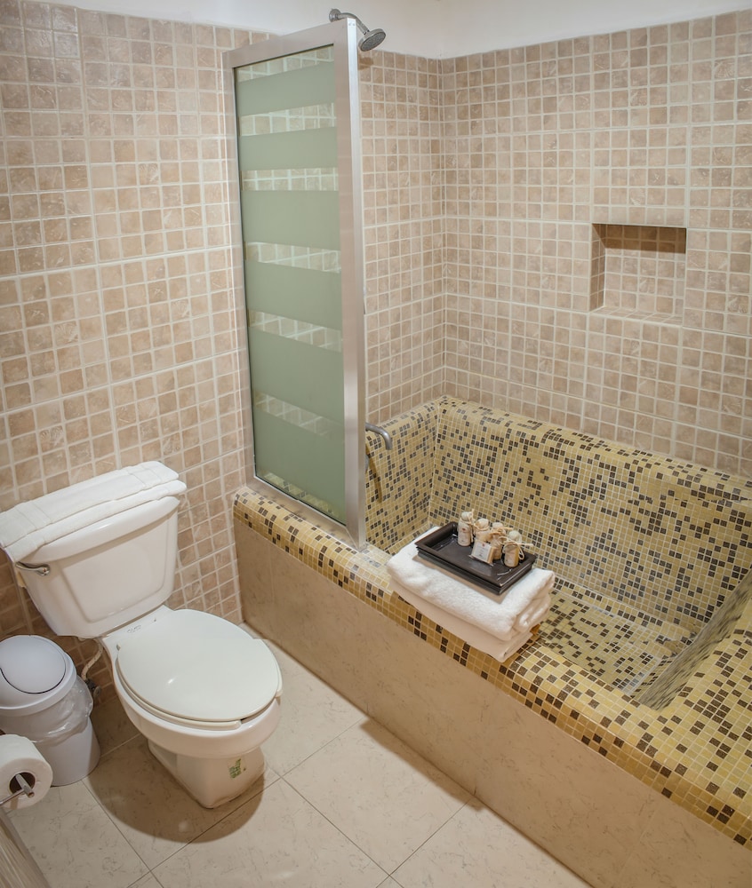Junior Suite, 1 King Bed, Oceanfront - Photo 14