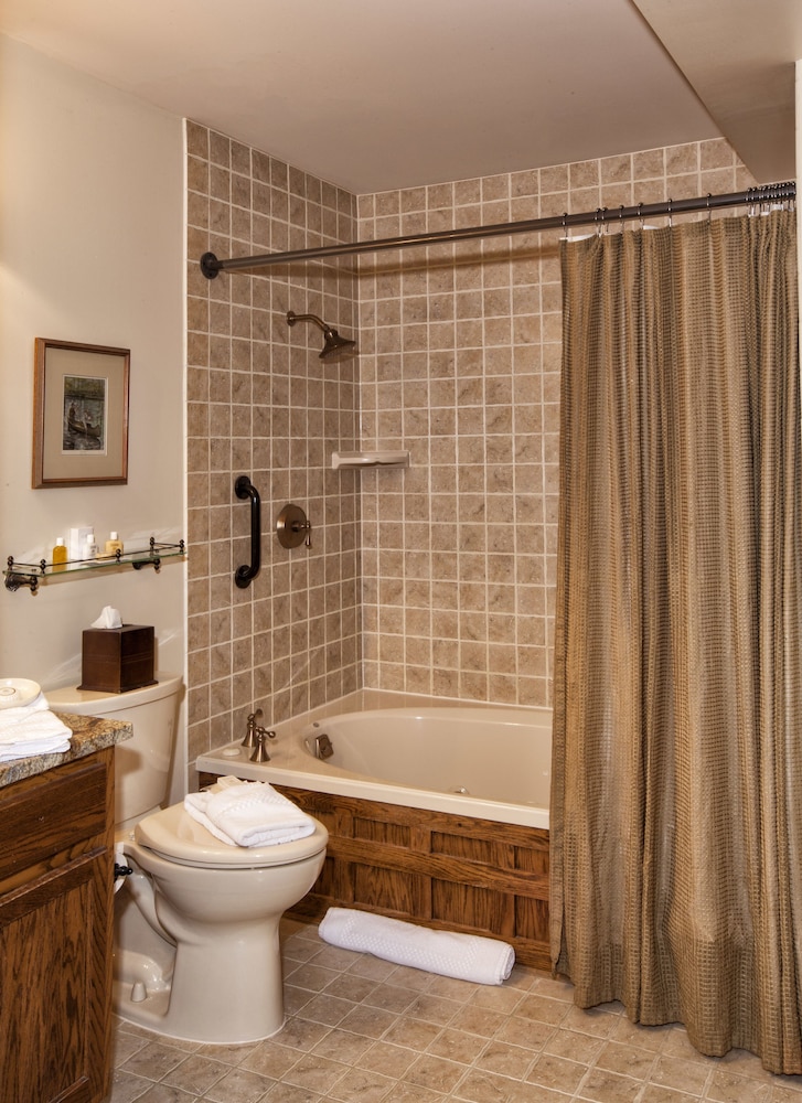 Luxury Room, 1 King Bed, Balcony, Lake View photo 2