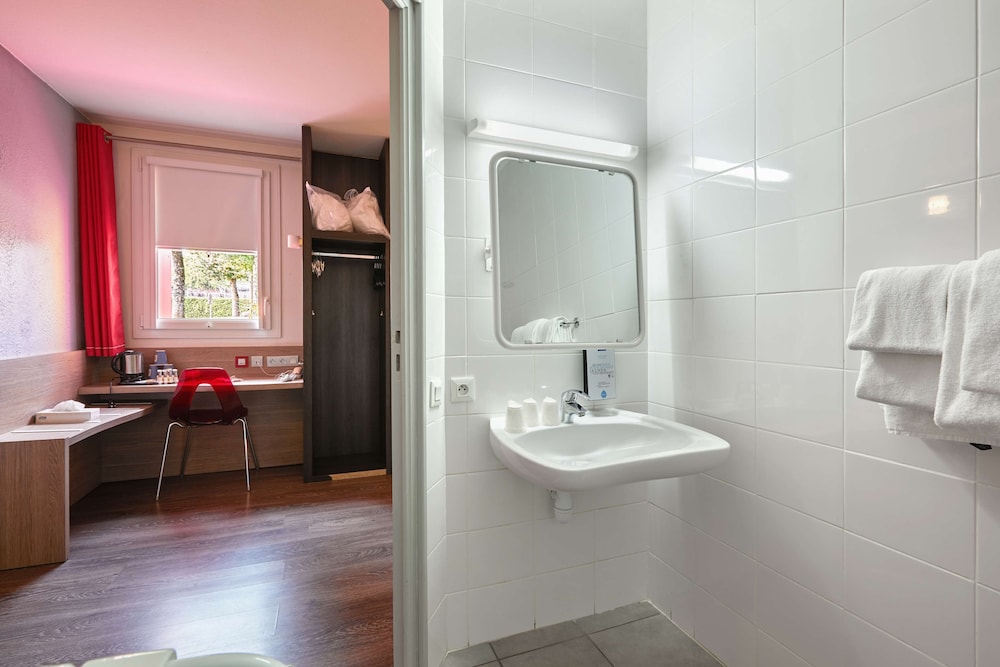 Standard Room, 2 Twin Beds - Photo 7