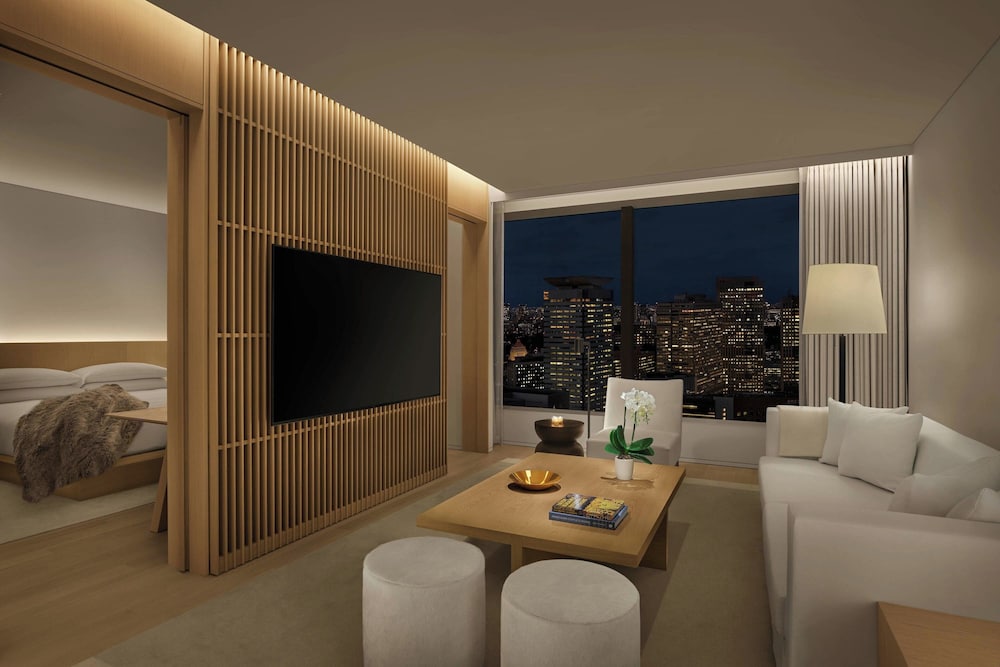 Suite, 1 King Bed, City View