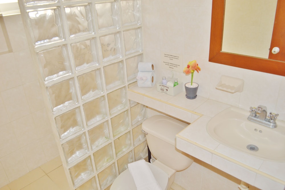 Deluxe Studio, 1 King Bed, Kitchenette