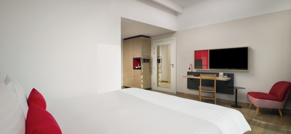 Room, 1 King Bed, Accessible - Photo 2