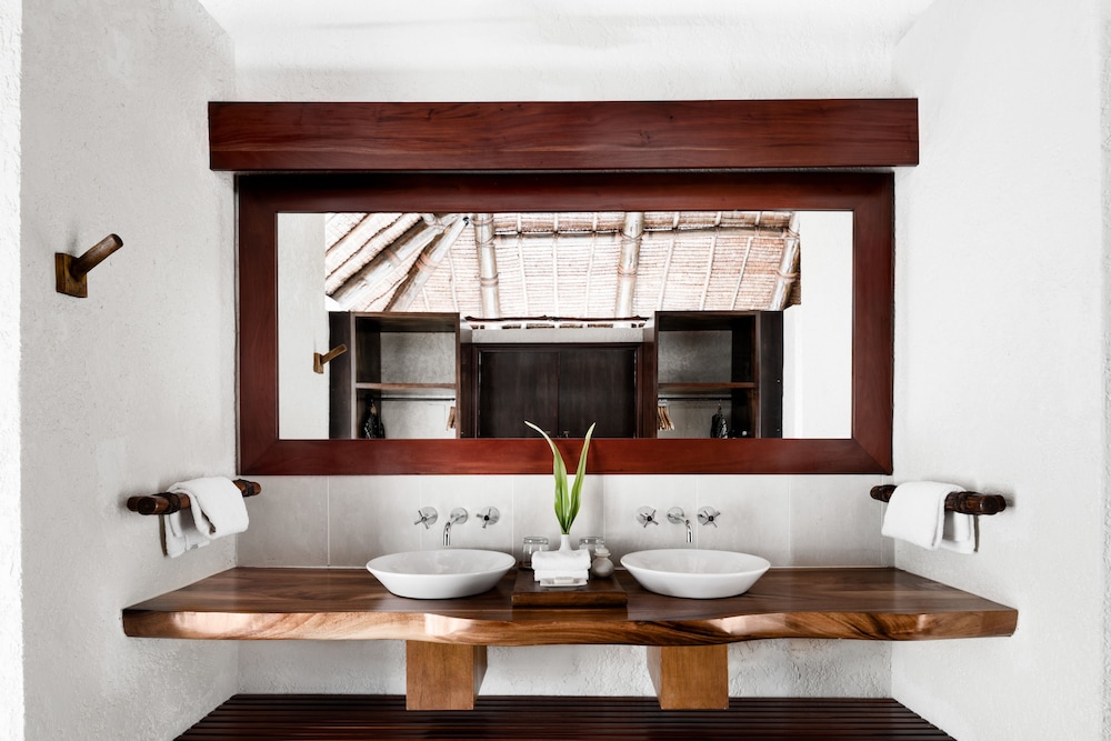 Beachfront Pool Villa photo 13