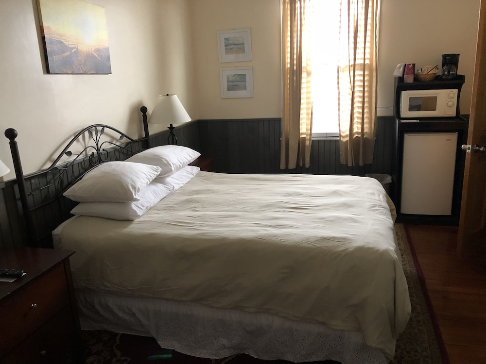 Basic Room, 1 Queen Bed photo 3