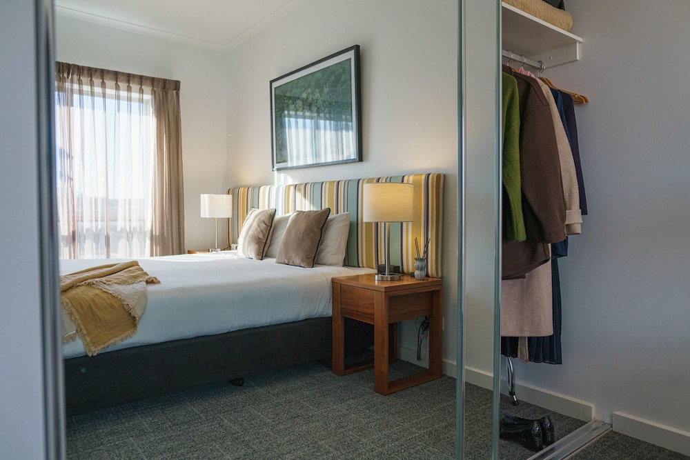 Suite, 1 King Bed, Non Smoking (Efficiency) photo 3