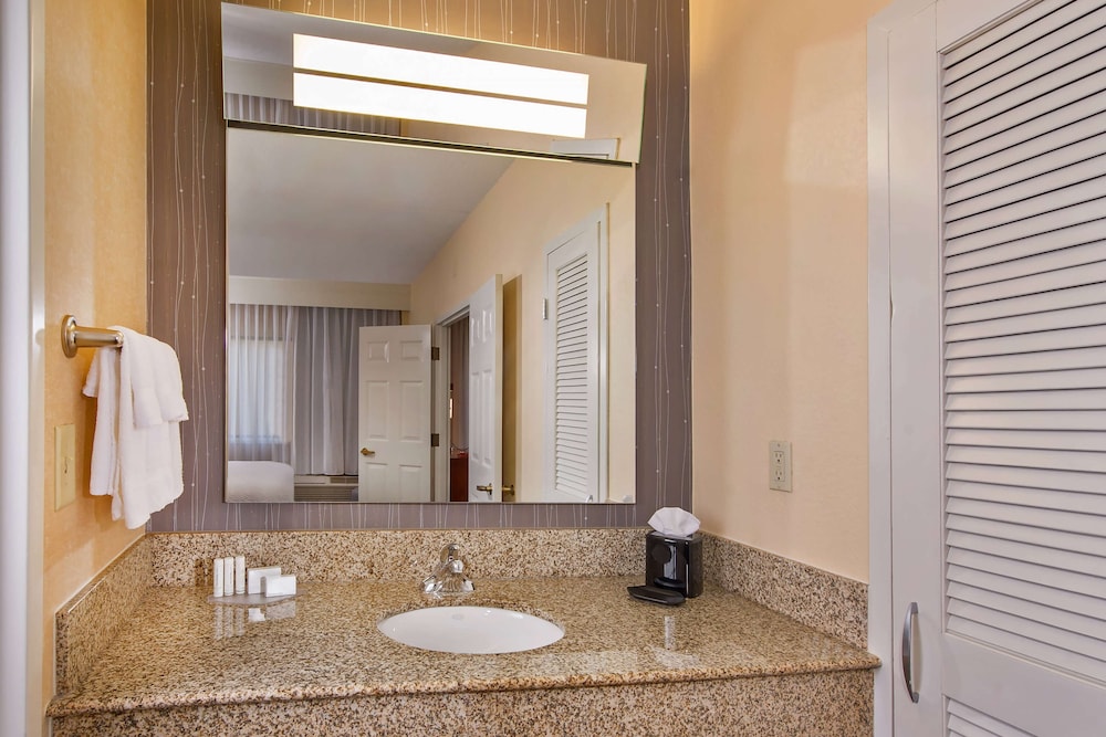 Deluxe Room, 2 Queen Beds - Photo 4