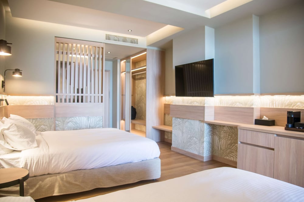 Petite Suite Sea View with Outdoor Hot Tub thumbnail 5