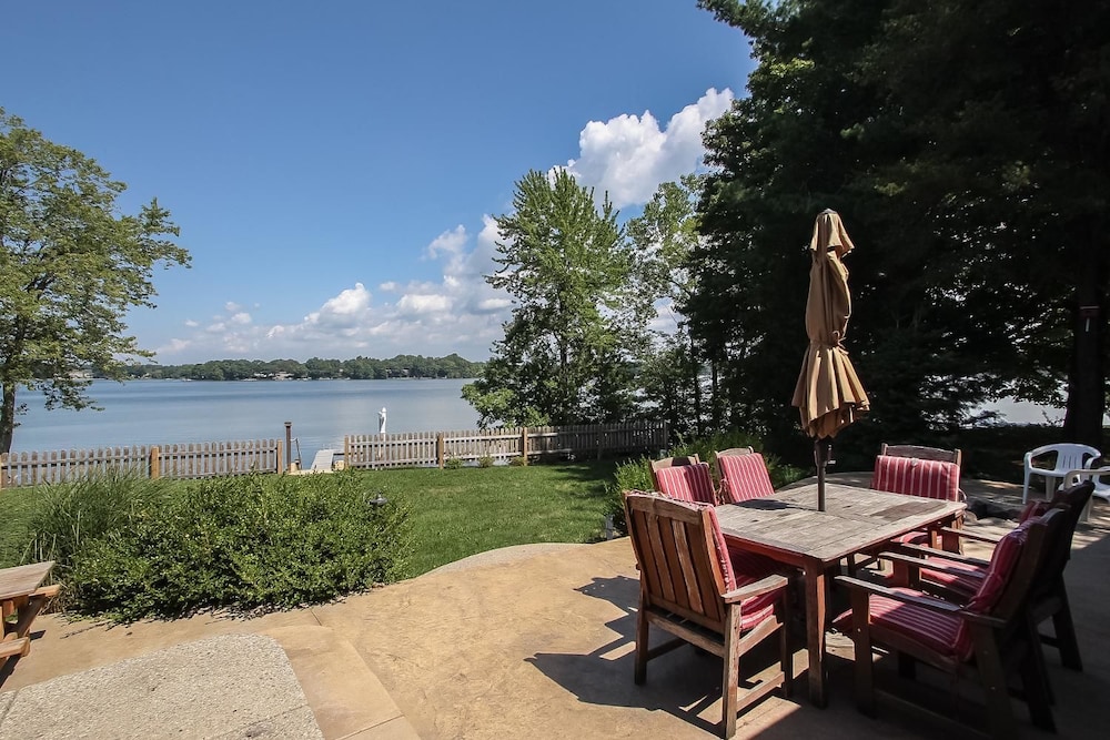 Cottage, 4 Bedrooms, 2 Bathrooms, Lake View photo 3