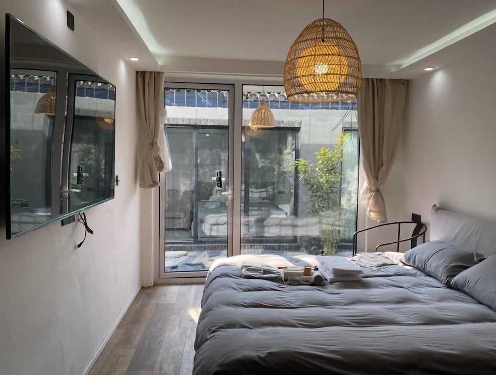 Twin Room, Bathtub, Courtyard View