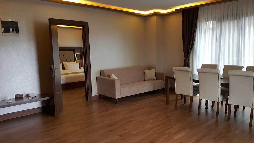 Family Apartment, 4 Bedrooms, Lake View, Garden Area