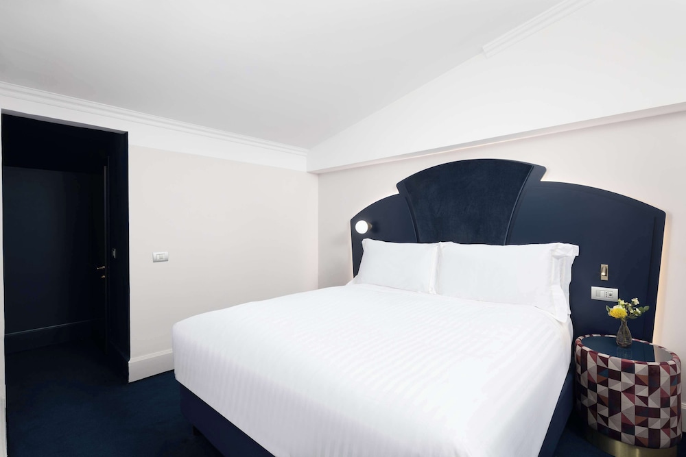 Classic Suite, 1 King Bed (Duplex) thumbnail 6