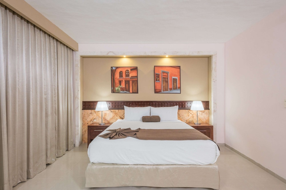 Deluxe Room, 1 King Bed, Accessible photo 1