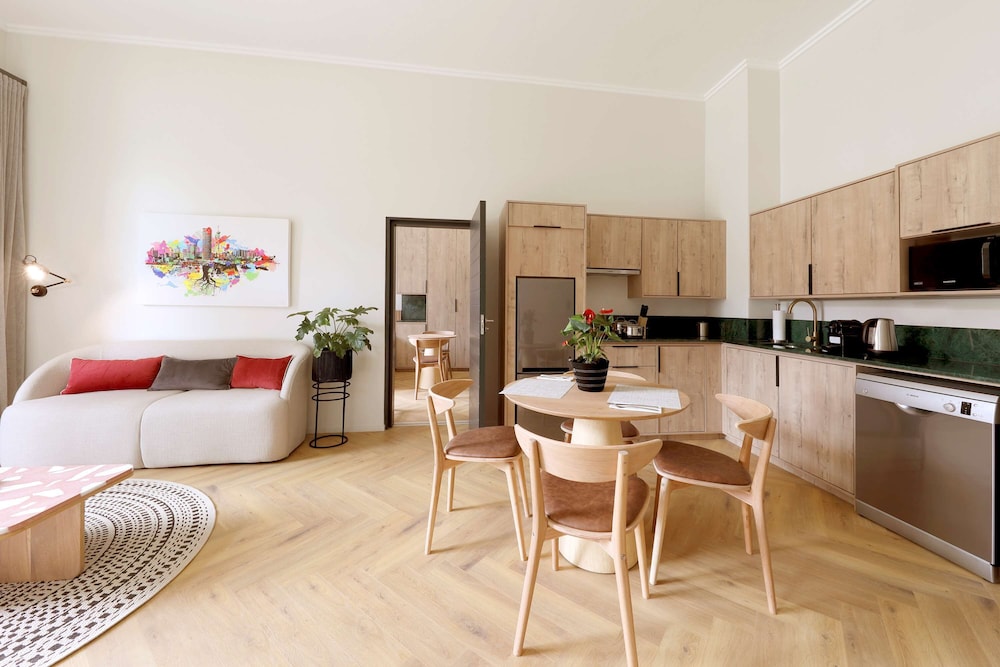 Suite, 2 Bedrooms - Photo 7