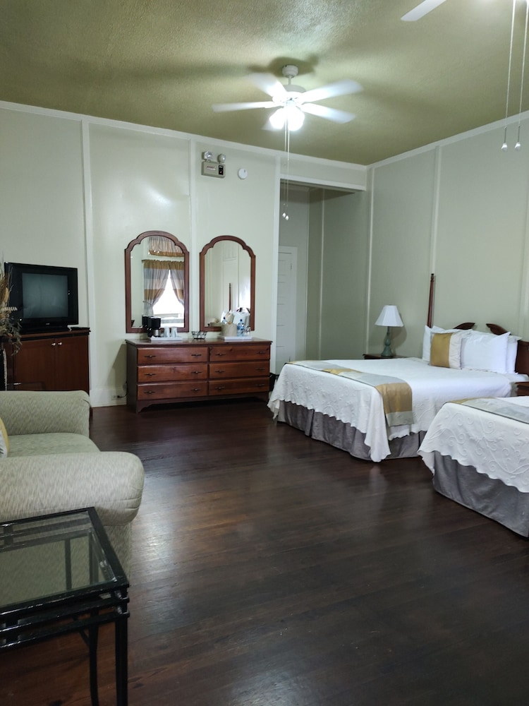 Deluxe Room, 2 Queen Beds, Balcony, Partial Sea View photo 3