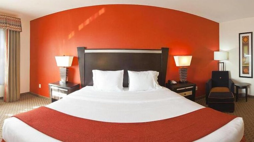 Suite, 1 King Bed with Sofa bed (Wet Bar) - Photo 4