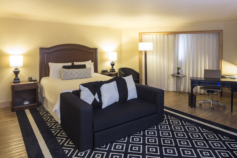 Junior Suite, 1 King Bed, Accessible - Photo 1
