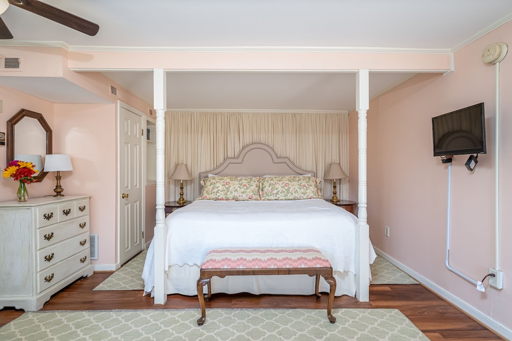 The Dogwood Suite