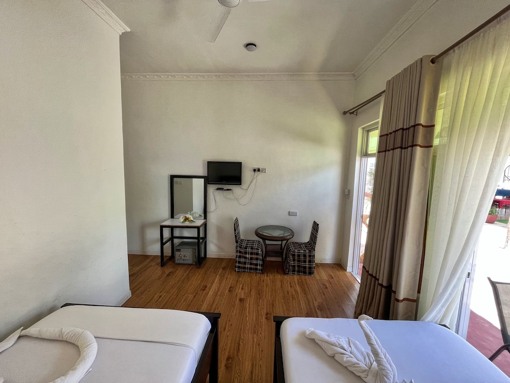 Standard Room, 2 Twin Beds, Pool View