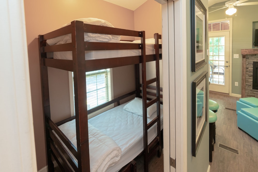 Two Bedroom Cottage with Loft (Linens not provided) photo 1
