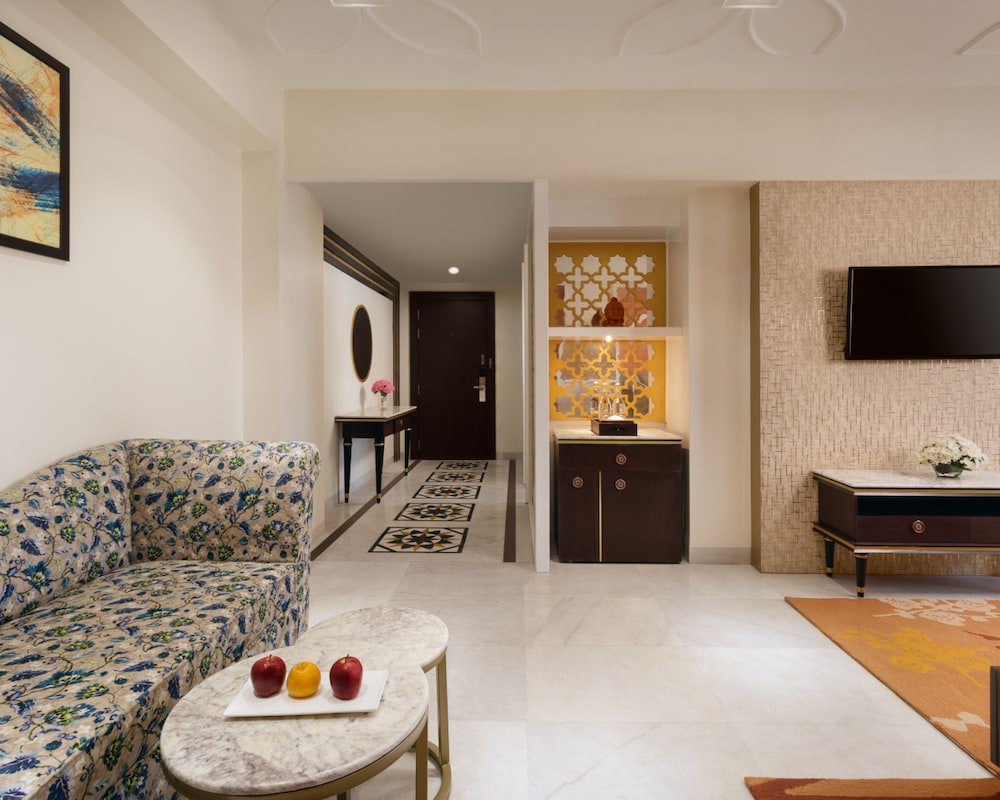 Suite - Photo 5