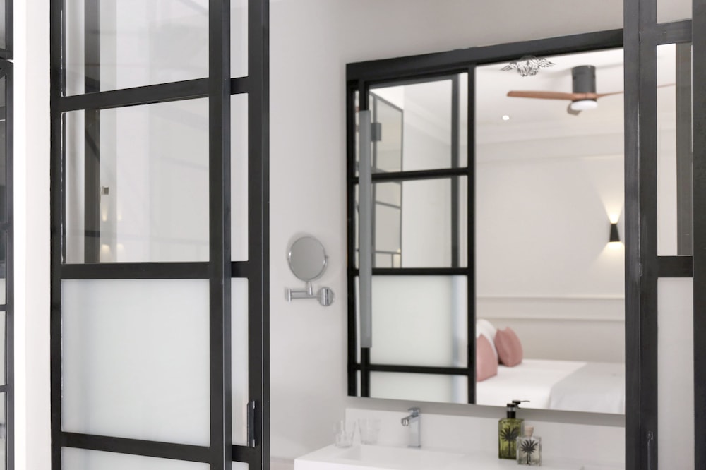 Executive Room - Photo 10