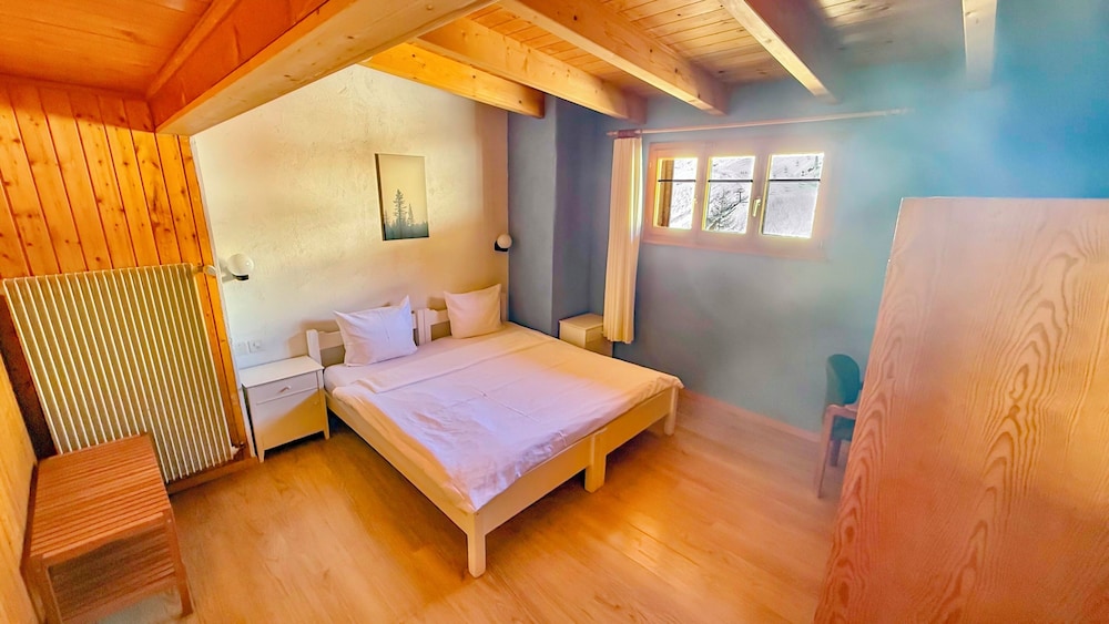 Family Room, Private Bathroom, Mountain View photo 1