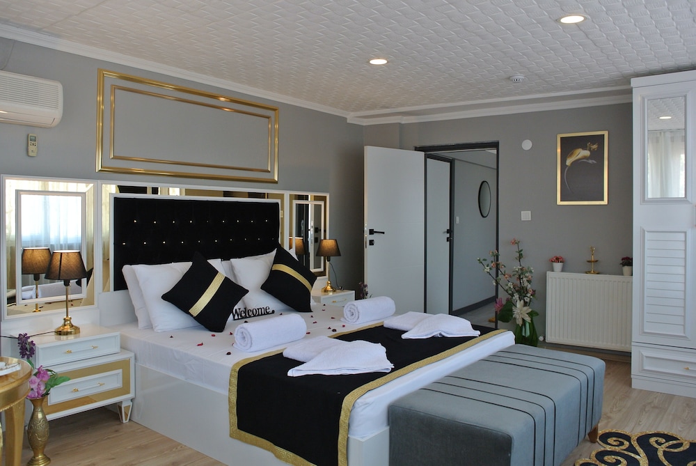 Junior Suite, 1 Bedroom, Refrigerator & Microwave, City View photo 3