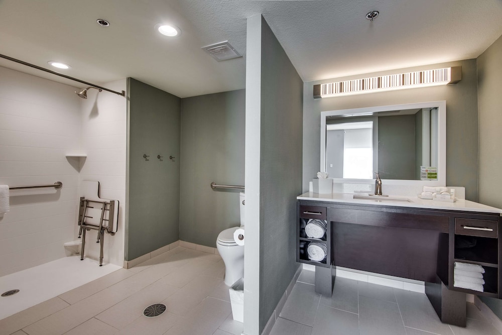 Suite, 1 Queen Bed, Accessible (Mobility & Hearing, Roll-in Shower) photo 3