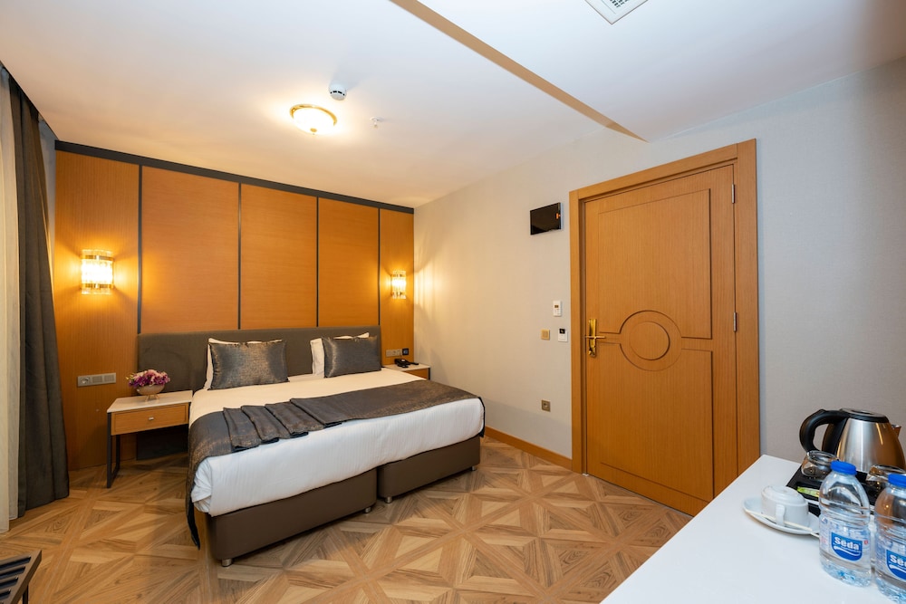 Luxury Double or Twin Room, Lanai, Courtyard View photo 3