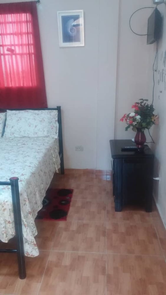Basic Single Room, 1 Queen Bed, Non Smoking photo 3