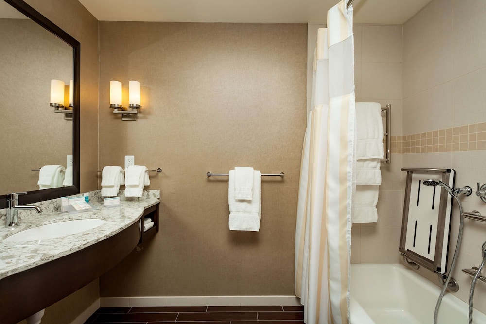 Suite, 1 King Bed, Accessible (Hearing)