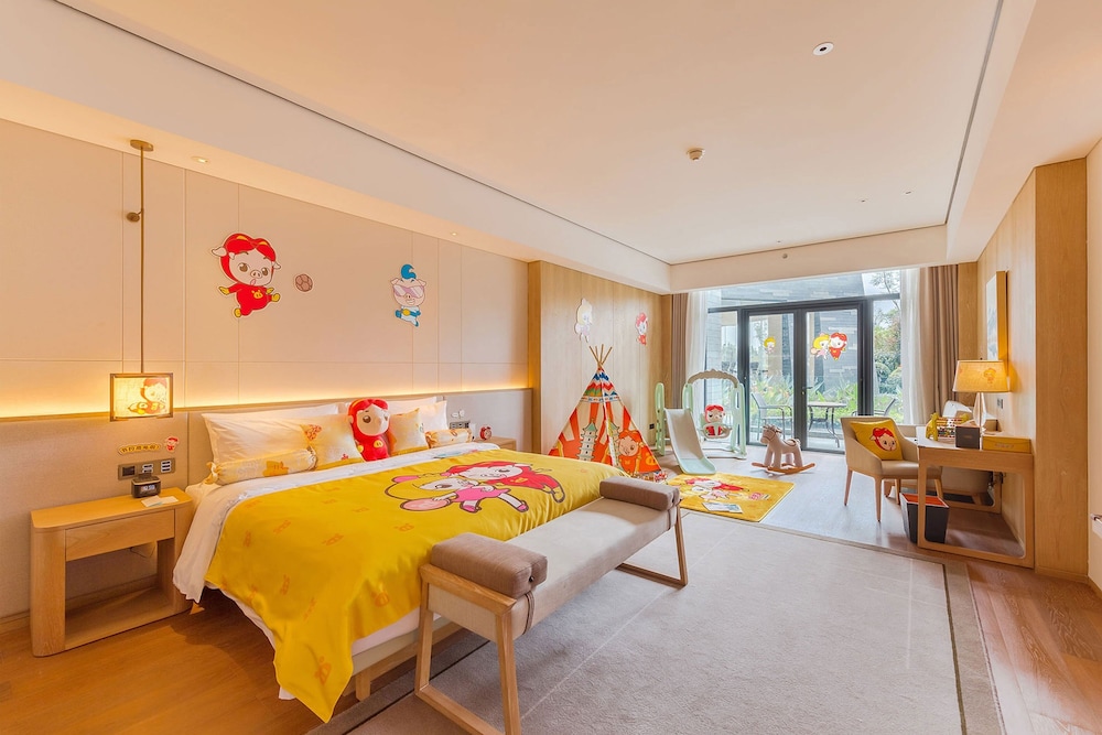 Family Room, 1 King Bed, Balcony (Discovery Family Room) photo 1