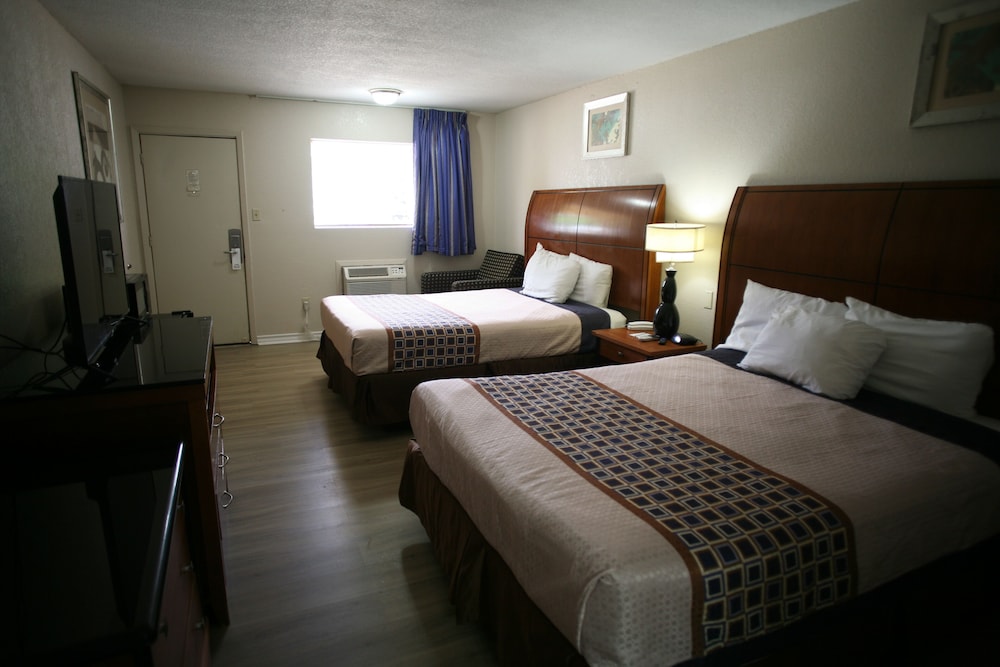 Room, 2 Queen Beds, Non Smoking - Photo 4