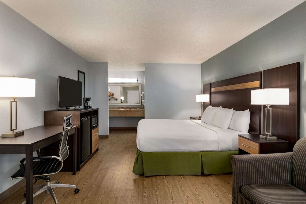 Business Room, 1 King Bed - Photo 1