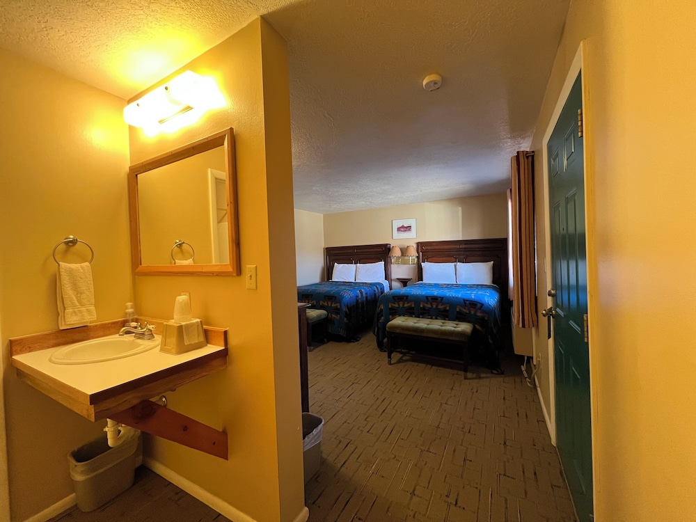 Superior Room, 2 Queen Beds photo 2