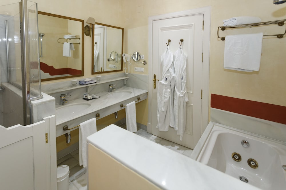 Standard Room (3 Adults) - Photo 7
