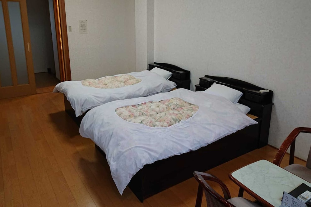 Western Room With Shared Washroom - Twin, Smoking