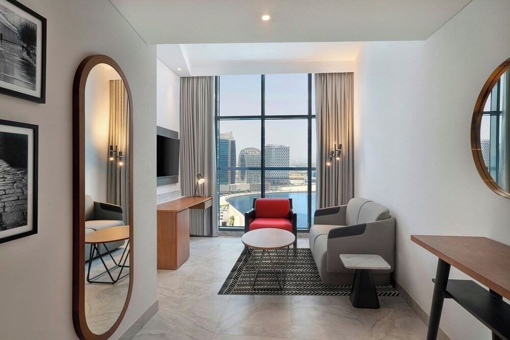 One-Bedroom Executive King Suite with Balcony photo 3