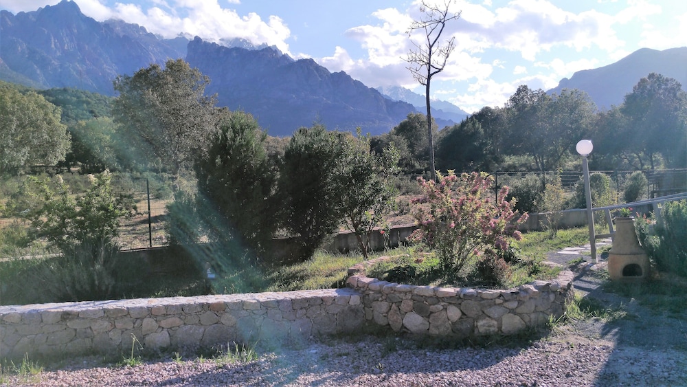 Superior House, 3 Bedrooms, Mountain View photo 1