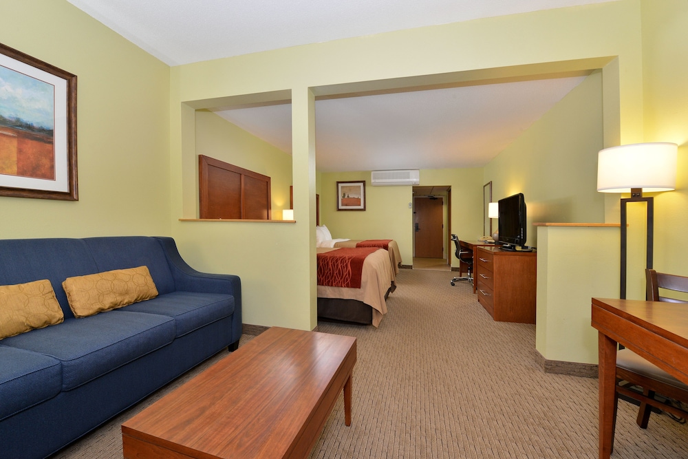 Suite, Non Smoking (2 Queen beds and 2 person Sofa bed) - Photo 3