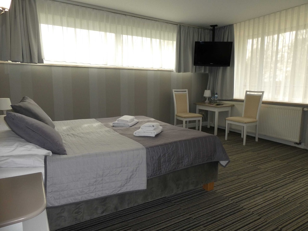 Standard Double or Twin Room, Partial Lake View photo 2