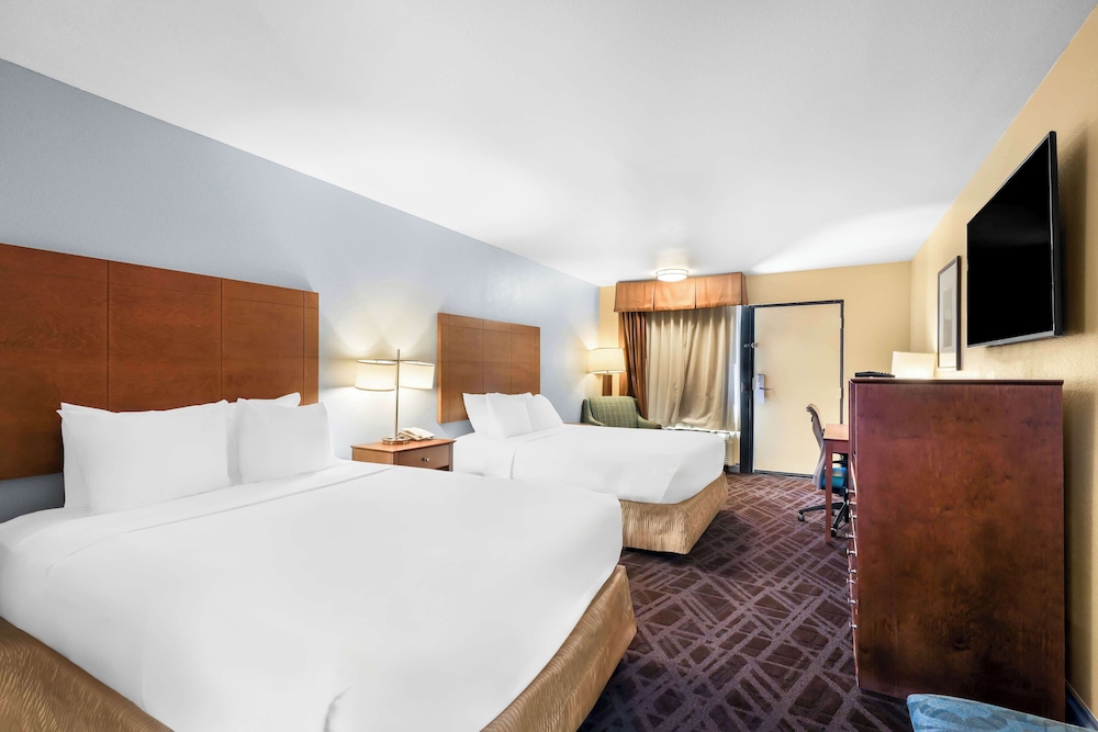 Standard Room, 2 Queen Beds, Non Smoking, Refrigerator & Microwave (Oversized Room) photo 3