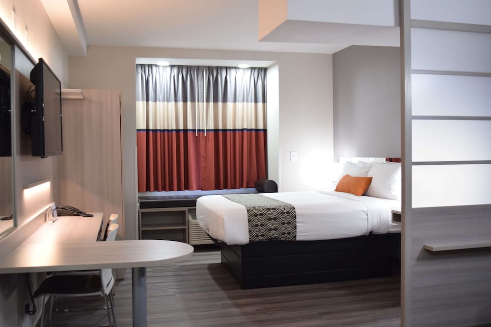Studio Suite, 1 Queen Bed, Non Smoking - Photo 2