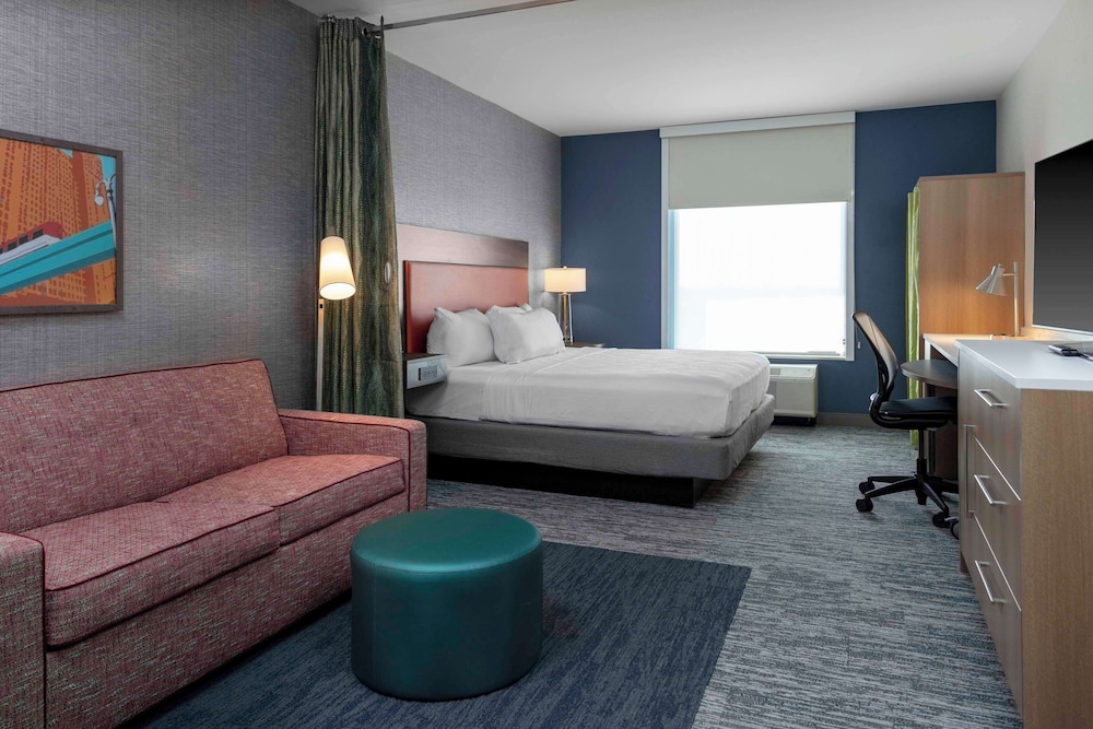 Suite, 1 King Bed, Accessible, Bathtub - Photo 1