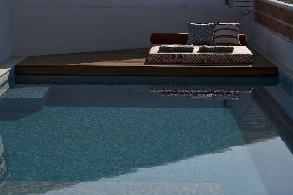 Element Suite - Photo 1