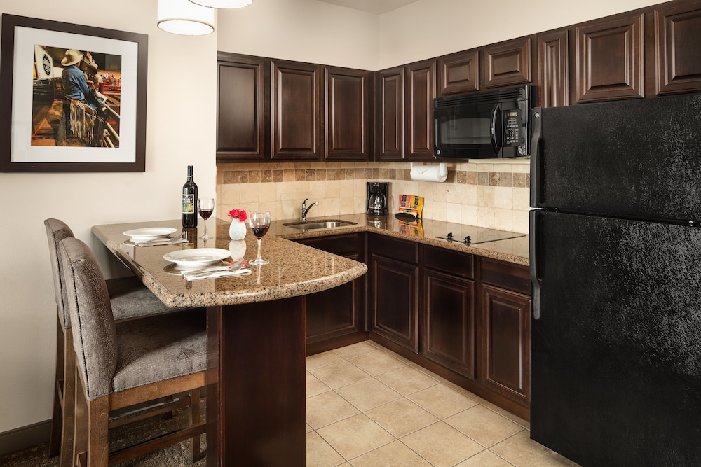 Suite, 1 Bedroom, Kitchen (1 Qn, Living, Dining) - Photo 5